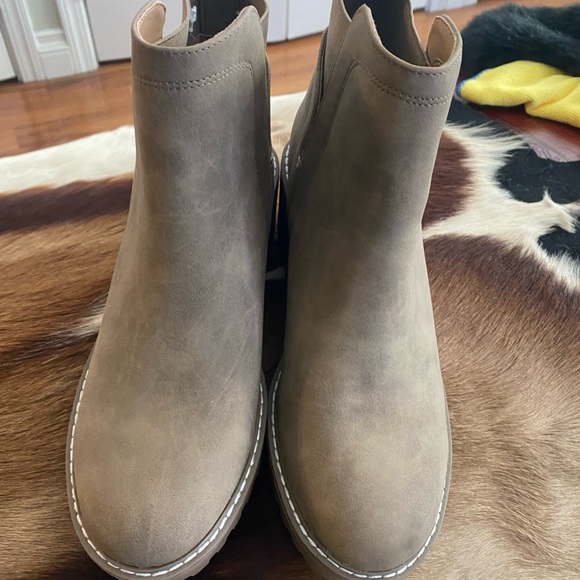 Slip on lug sole booties - Picture 10 of 11